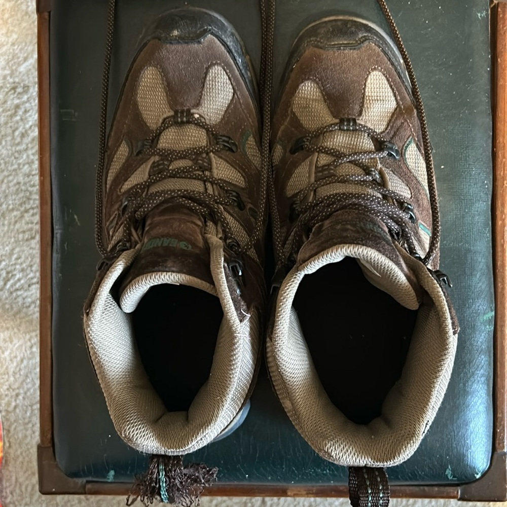 Men’s size 10 Gander Mtn hiking boots. Great tread!! Excellent condition!